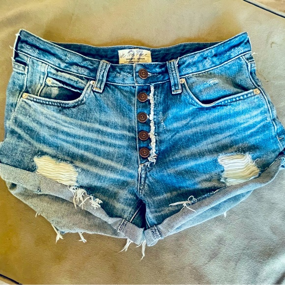 Free People 5 button sexy bandit look jean shorts. Great condition.. Size 27 - Picture 3 of 10